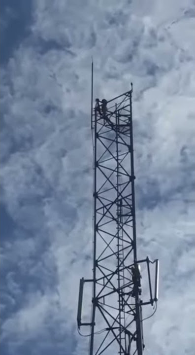 Mengibarkan Bendera di Atas tower