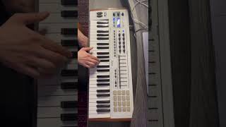 Suona al pianoforte una canzone dopo averla ascoltata solo una volta