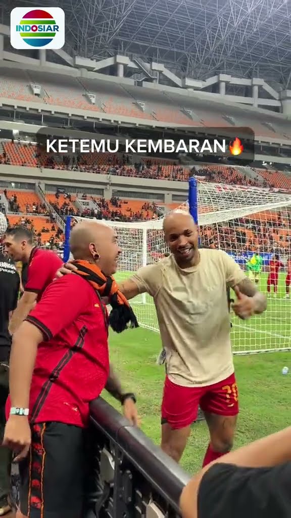 Emak bapak di rumah, anak kembar main ke JiS #shorts #liga1
