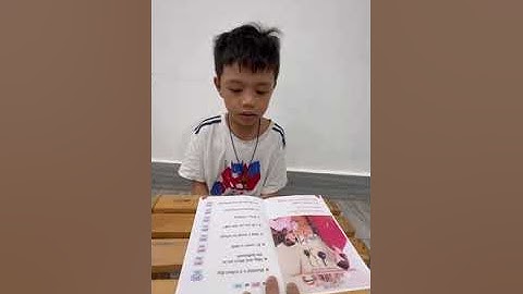 Tiếng Anh Giao Tiếp Thiếu Nhi Tại Phan Thiết: Benny reading a book called Candy For Breakfast