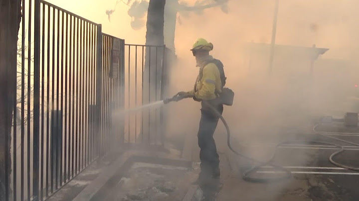 Firefighters battle Southern California blaze