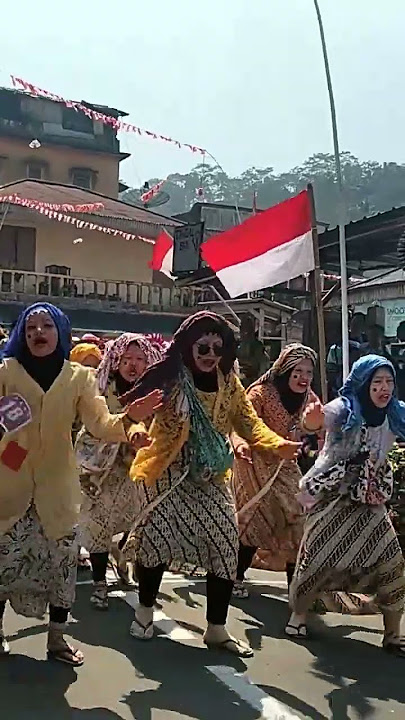 Nenek-nenek kocak ikutan gerak jalan HUT RI ke 78 Kecamatan Karangjambu