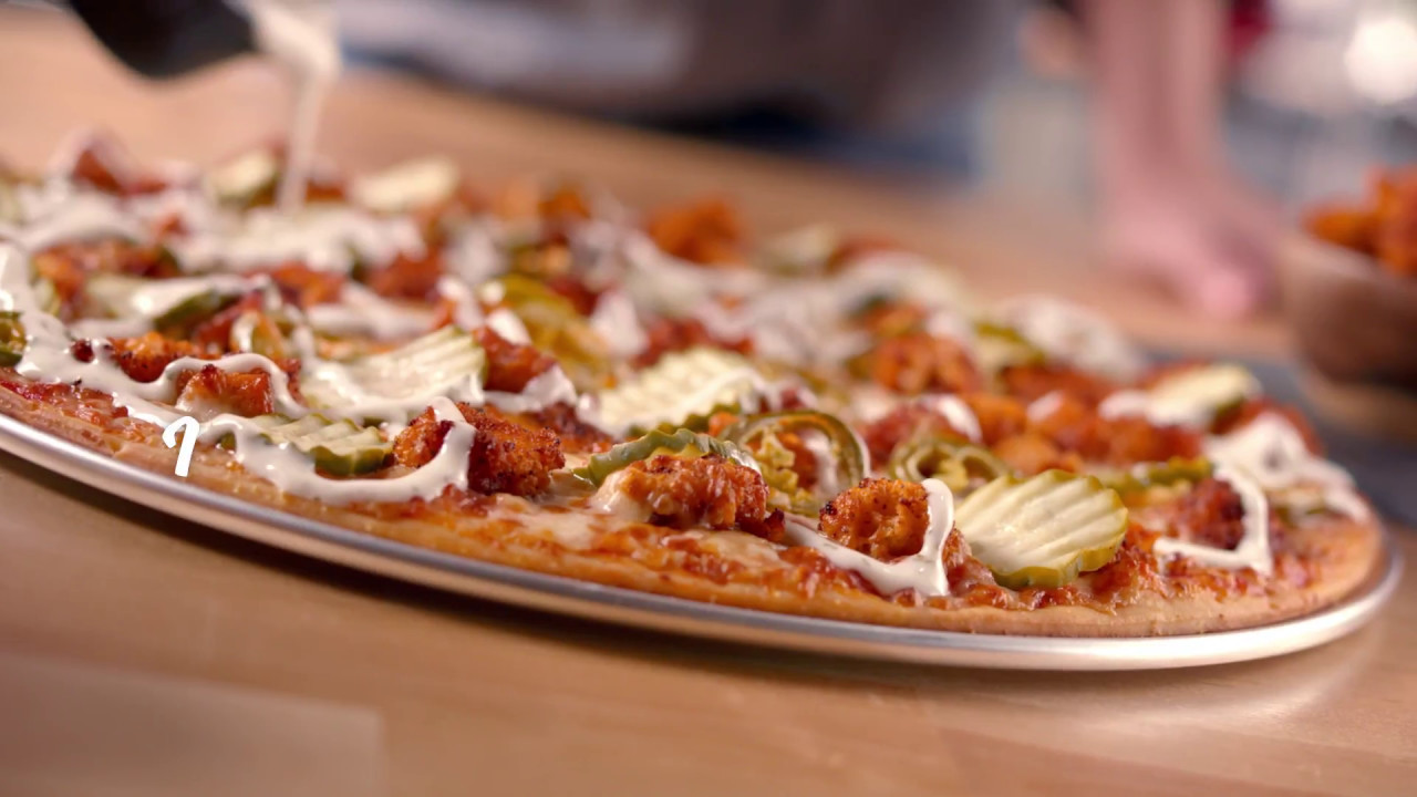 Donatos Hot Chicken Pizza Is The Most Confusing Pizza You Ll Ever Eat