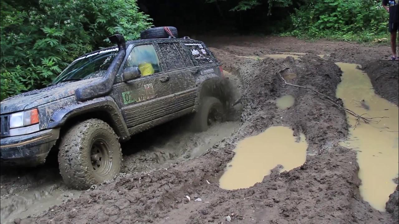 Jeep Grand Cherokee в грязи