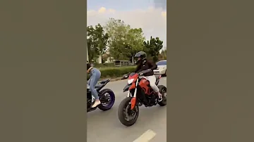 فتاة تقود دراجه ناريه 