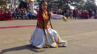 Красивый уйгурский танец с пиалами и тарелками