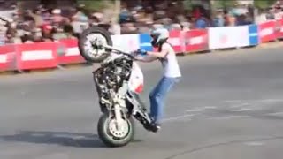 cewek cantik freestyle motor bikin para lelaki mlongo