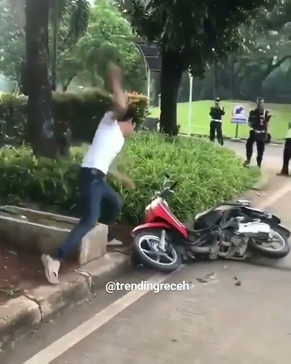 Viral kena tilang ngamuk (ngancurin motor)