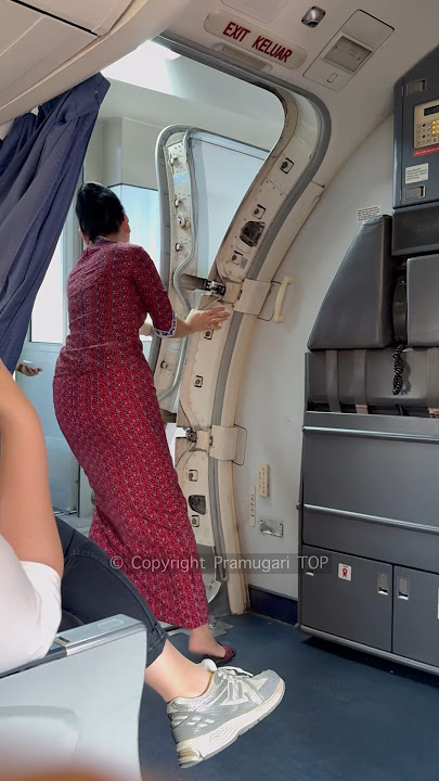 Pramugari lion air tutup pintu pesawat