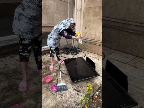 نوشته بود با دستای کوچیکم کارای خونه رو خودم انجام میدم چون کار هیچ کسی به دلم نمیشینه