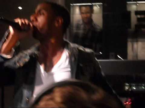 Ryan Leslie preforming at DIESEL on 5th ave part 2