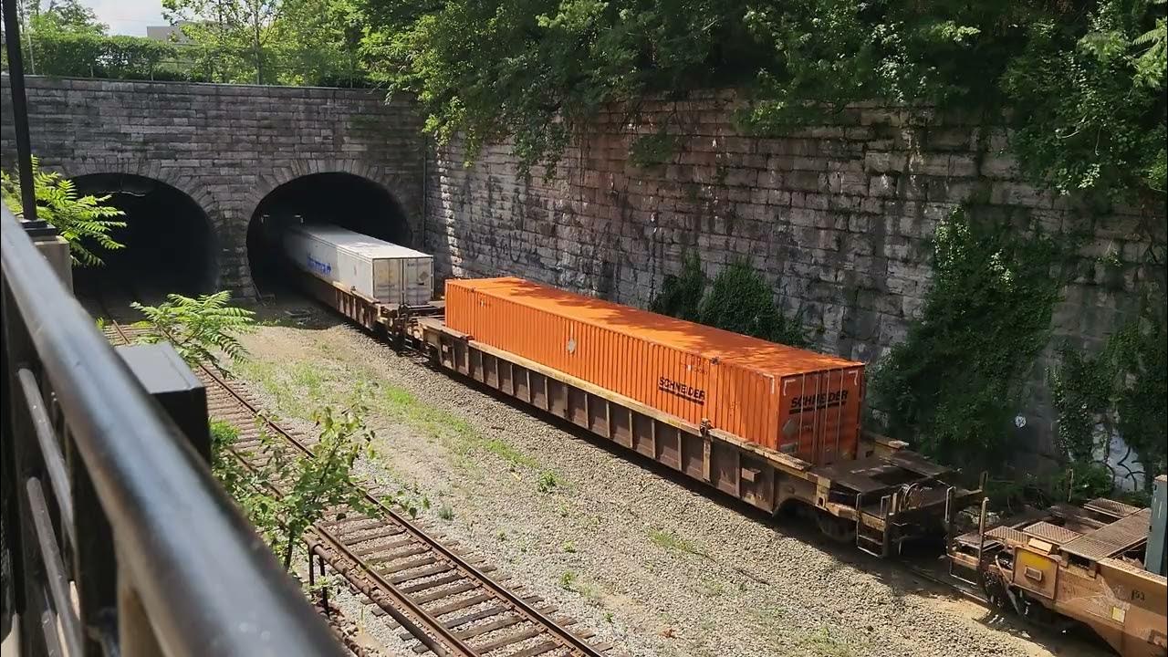 Train her. Train her. опоздал на поезд. картинка влюбленная пара. люди на вокзале.