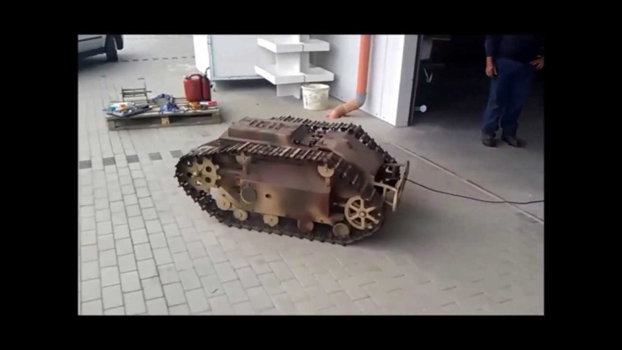 Testfahrt des restaurierten Ladungsträgers Goliath SdKfz 303 im Museum Stammheim