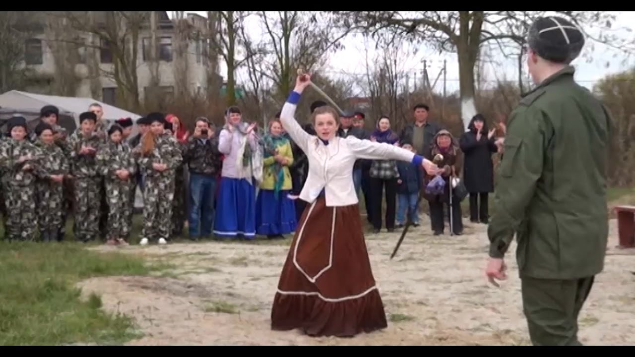 Фланкировка шашкой видео. Казак фланкировка шашкой. Казаки фланкировка шашками. Казачка с шашкой фланкировка. Казачья фланкировка шашкой женщины.