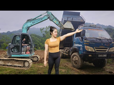 the driver and the girl Operate the excavator, the car.shoveling dirt onto a Ben truck. 2023 mới nhất