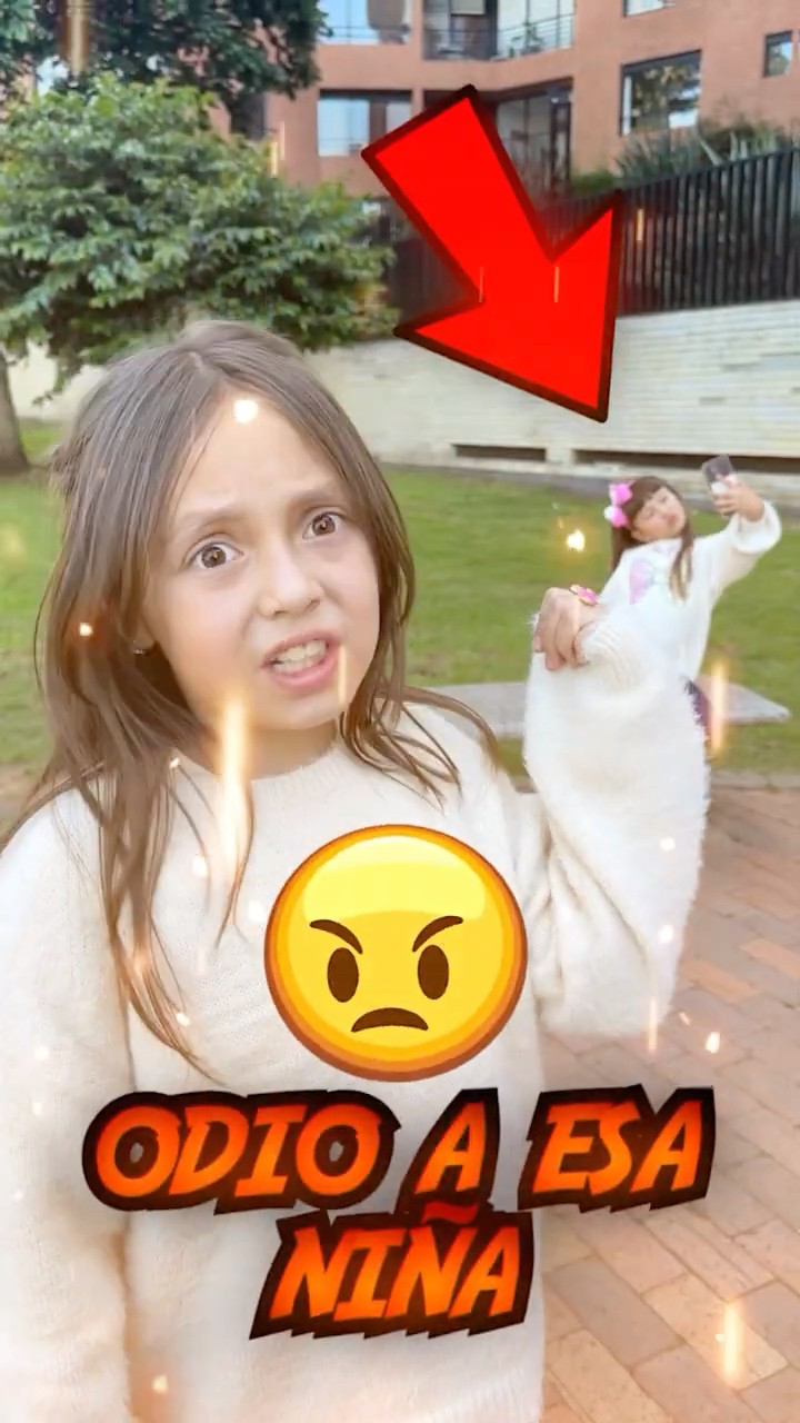 MI HERMANITA ENCERRÓ A SOFÍA EN UNA PRISIÓN DE CARTÓN !!