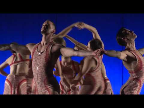 Video: Alaia Laat Haar Kunsten Als Danser Zien