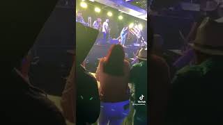 cae hombre bailando la iguana en evento de Viri sandoval