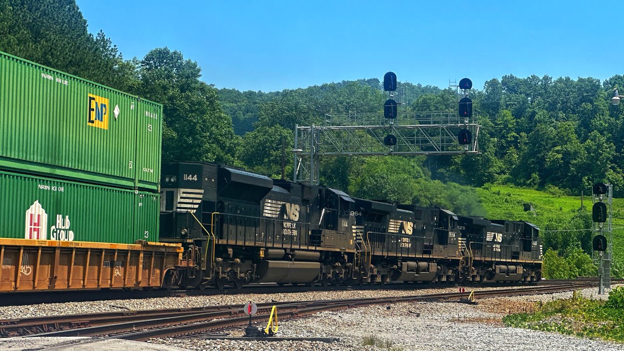 3 engines leads Norfolk Southern 29F thru Oakdale Tennessee - YouTube