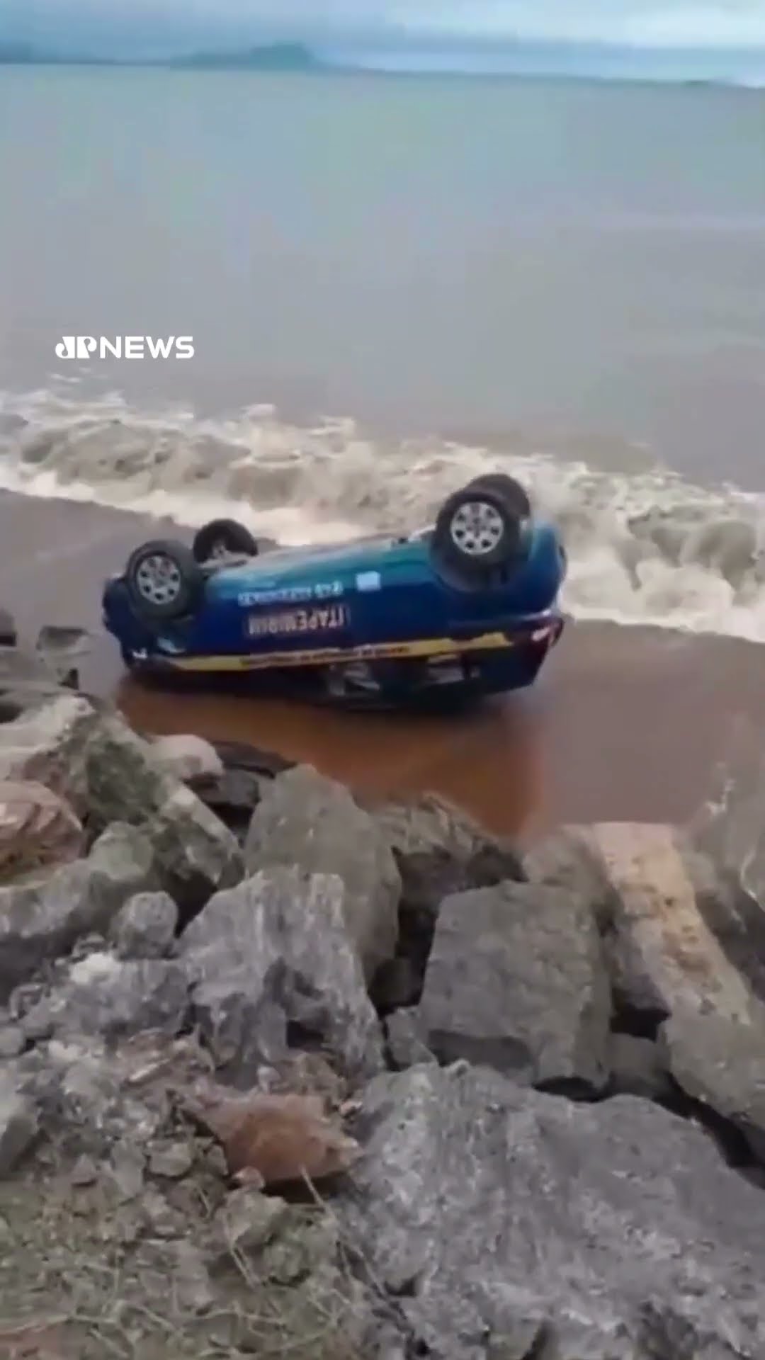 Carro de autoescola capota e cai no mar em Itapemirim, ES #shorts