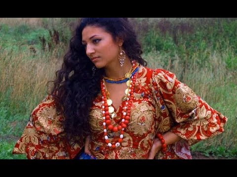 На свое 25-летие собрала всех друзей в ресторане, внезапно ко мне подошла цыганка и сунула записку