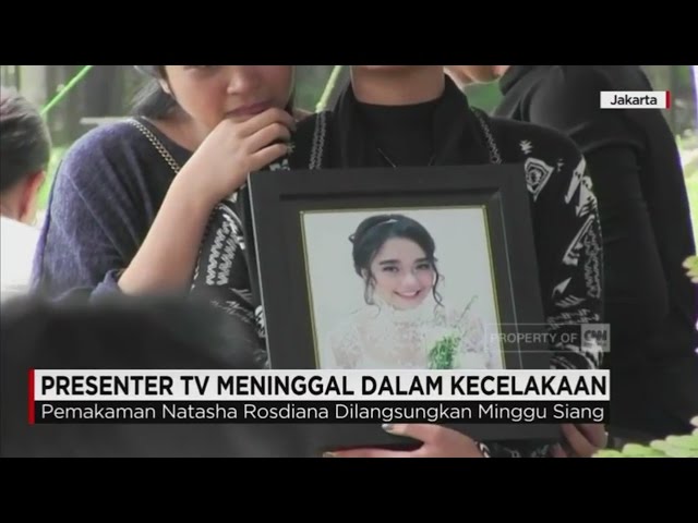 Presenter TV Natasha Rosdiana Meninggal Kecelakaan Dimakamkan class=