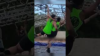 Он остановился ради неё и стал героем на глазах у всех! #shorts