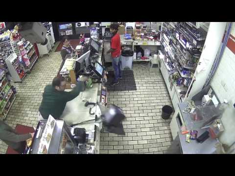 Man attacks clerks after credit card declined