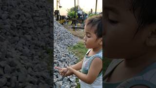 Download Lagu MENIRUKAN SUARA SIRINE PALANG PINTU KERETA API #shorts #keretaapi #anak #trending MP3