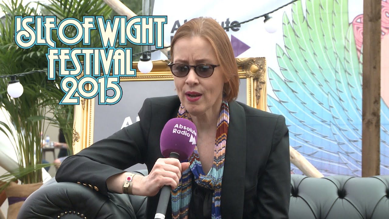 Suzanne Vega Backstage at Isle of Wight Festival 2015 - YouTube