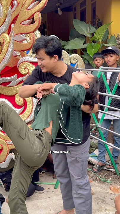 Disembuhkan kesurupan cewek cantik