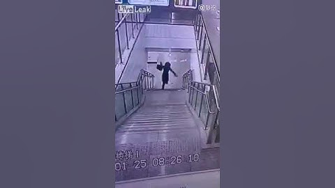 Chute dans les escaliers drôle