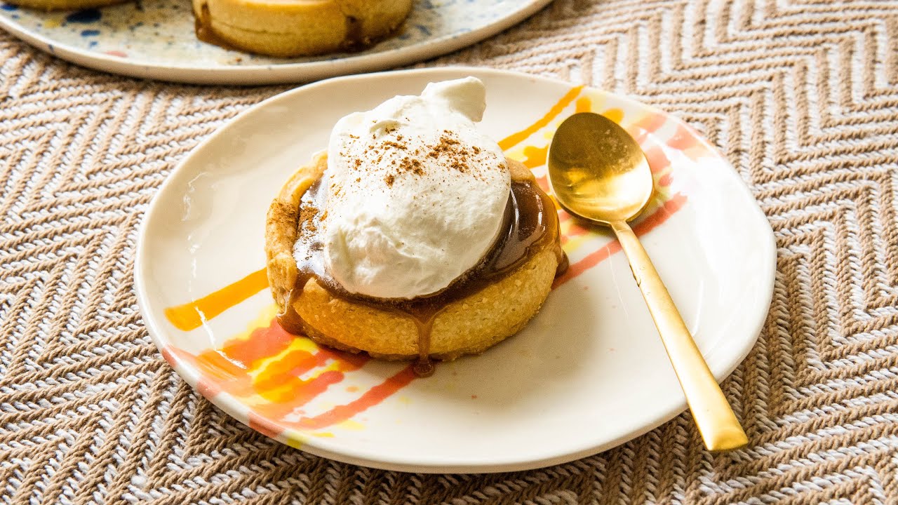 Tartaletki z syropem klonowym i bitą śmietaną | Rozkoszny