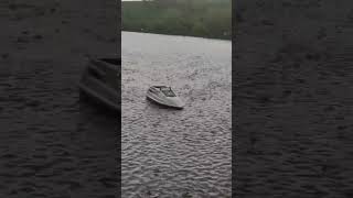 Кораблик Для Рыбалки Тестирую На Воде Под Дождем