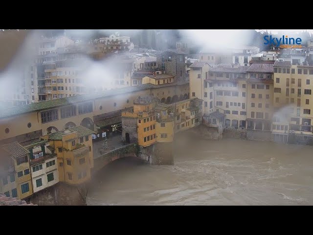 🌊LIVE: The Arno River in Florence at Full Flow! | SkylineWebcams