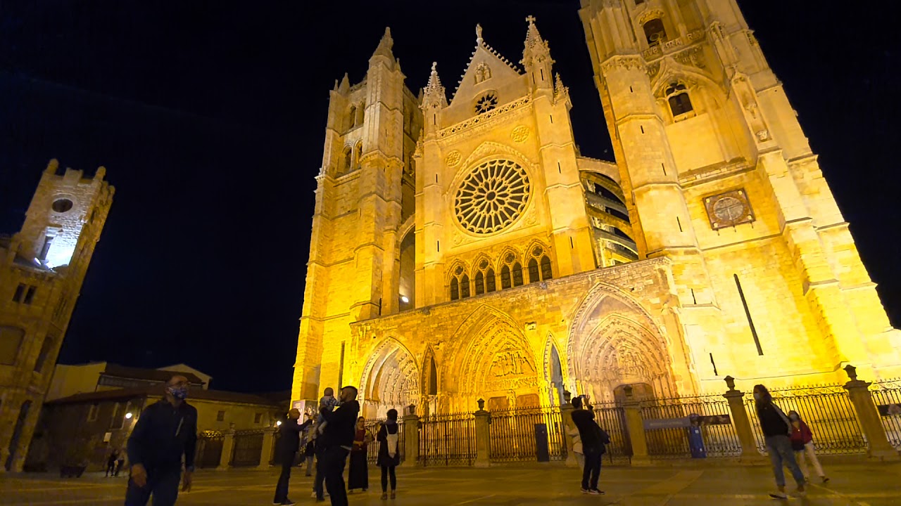 Catedral de León. Musica tradicional Gaita, dulzaina, pandereta, tambor.