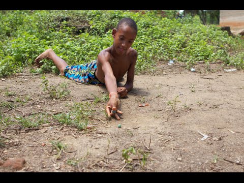 Aprendendo a jogar bolinha de gude mata mata. 