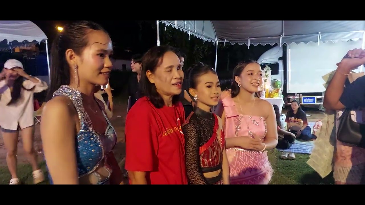 ธิดาลาวกับเอฟซีของเขา