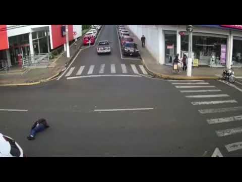 Vídeo mostra mulher sendo atropelada na faixa de pedestres em SC