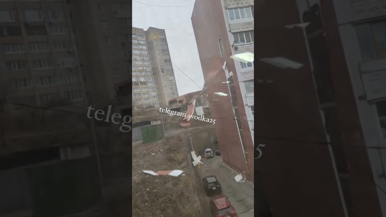 Во Владивостоке порыв ветра отправил в полет обшивку с жилого дома 