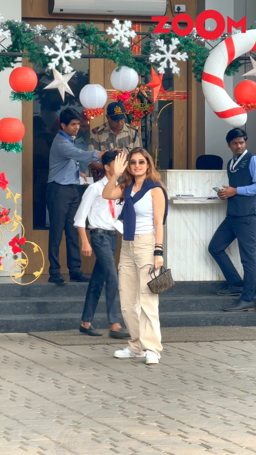Rasha Thadani ACCEPTS paps' request \u0026 comes forward to pose for them ? #shorts #rashathadani