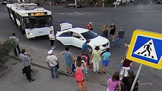 В центре Волгограда подрались водитель троллейбуса и иномарки