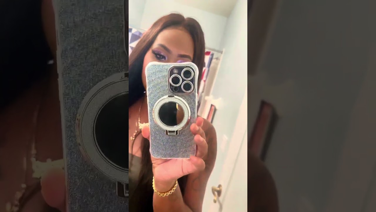 The phone case comes with a mirror 😍 