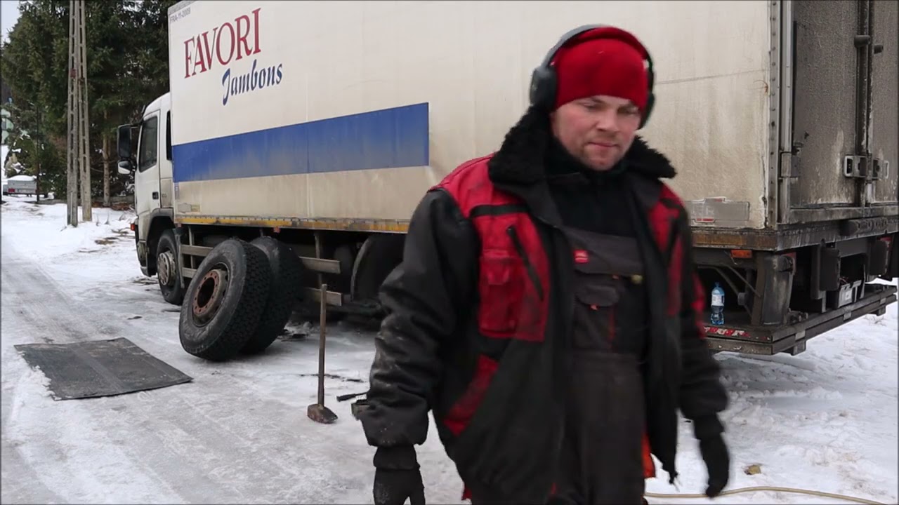 Volvo FM9 i oberwane mocowanie mostu napędowego . Naprawa w Piekielnej Górze dała mi solidny wycisk.