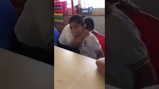 Down Sendromlu Çocuk, Otizmli Arkadaşını Rahatlatmaya Çalışıyor