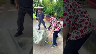 Thumbnail for 被绑人质趁人贩子不注意从车上滚落下来向路人求救,没想到被人贩子发现,这下惨了!