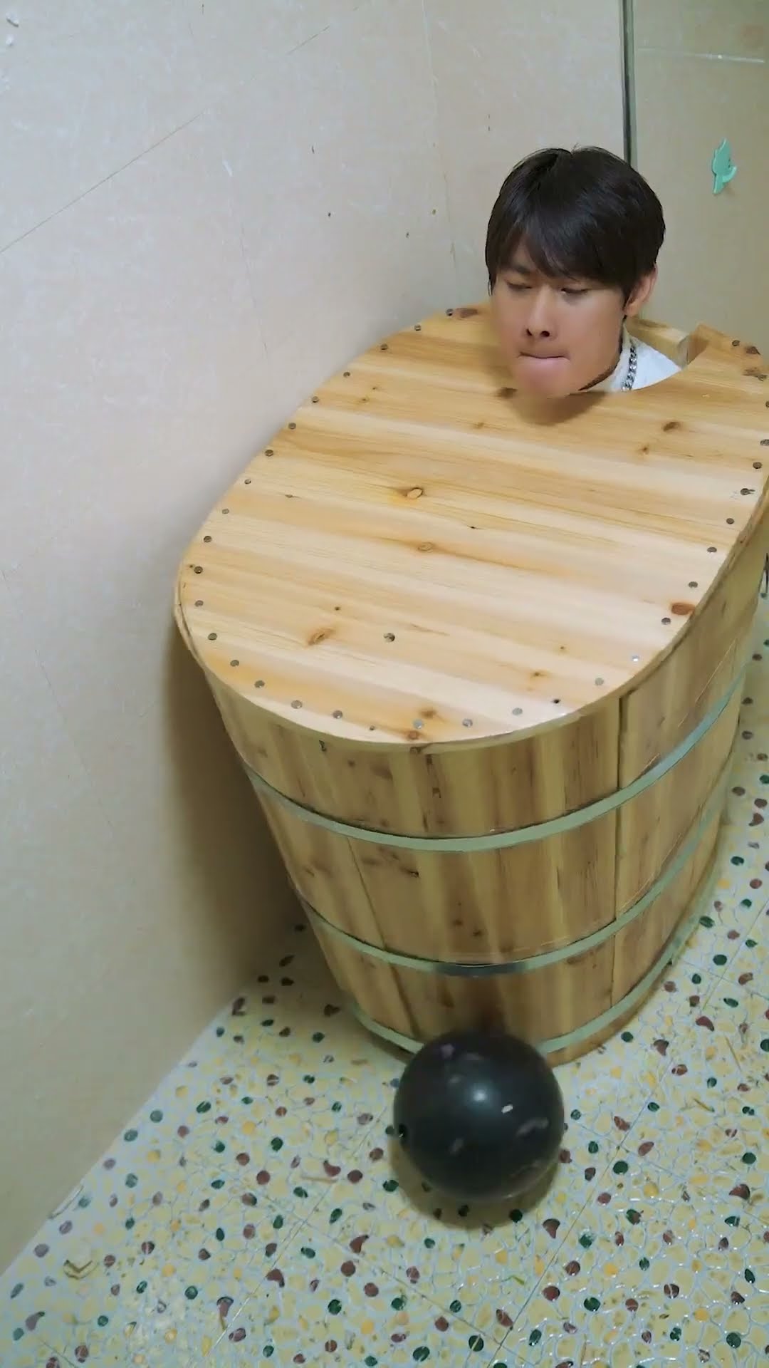 The genius son cleverly broke out of the barrel and ran away from home! #shorts#guige