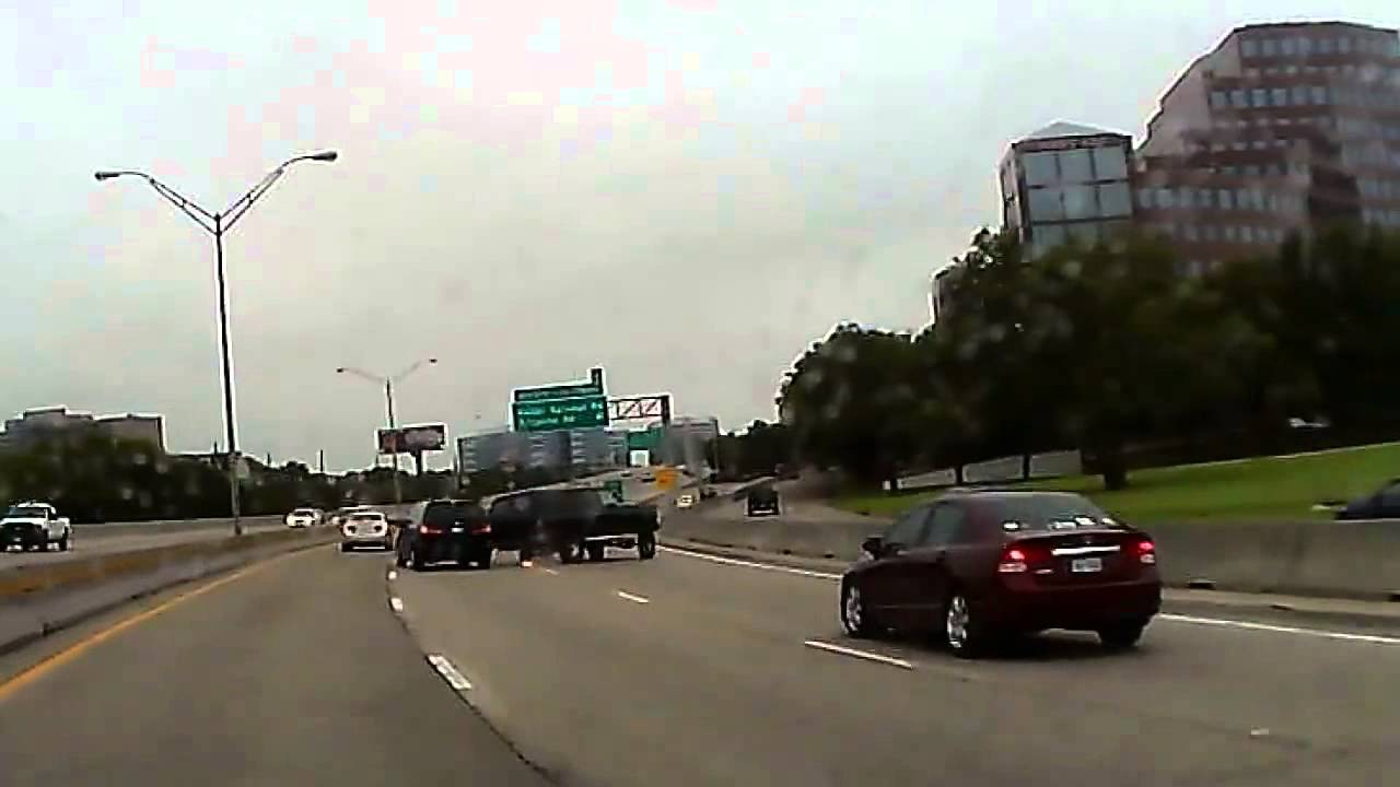 SUV loses wheel on freeway [no sound] YouTube
