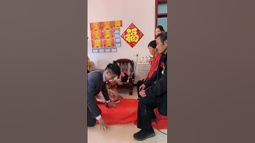 cô dâu đã quỳ xuống cám ơn sự nuôi dạy của cha mẹ.