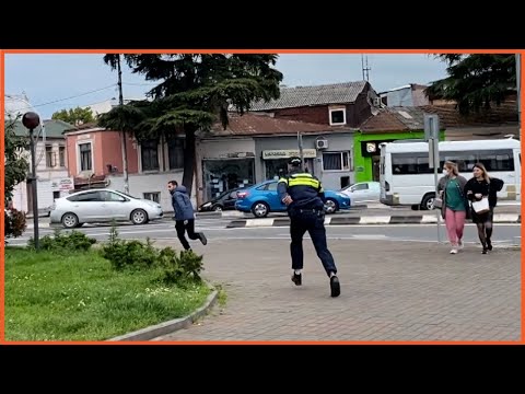 პოლიციელი მისდევს პირს, რომელსაც პირბადე არ უკეთია